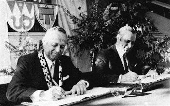 OB Brumme und BM Maier bei der Unterzeichnung