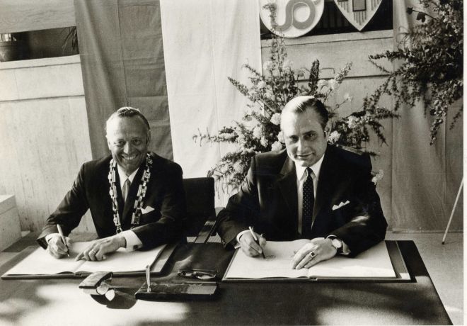 Böblingens Oberbürgermeister Wolfgang Brumme (mit Amtskette) und der Dagersheimer Bürgermeister Erich Maier bei der Unterzeichnung des Eingliederungsvertrags